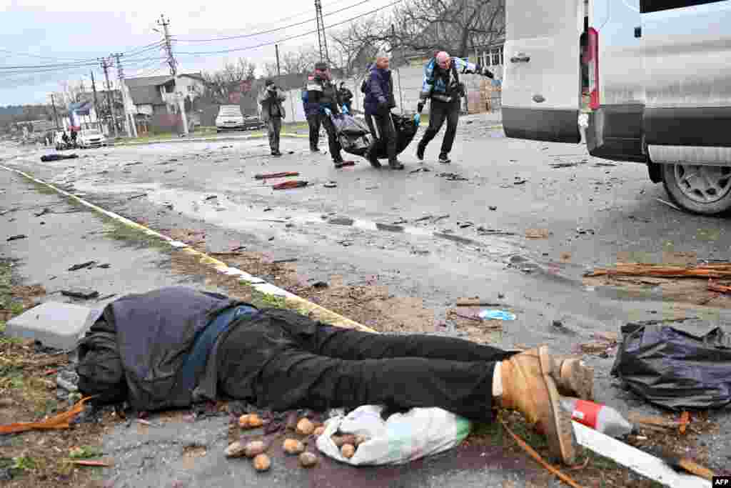 Recogida de cadáveres en las calles de Bucha tras ser liberada de las tropas rusas.