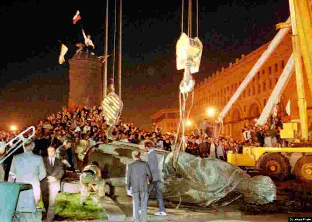 Removiendo la estatua del fundador del KGB.
