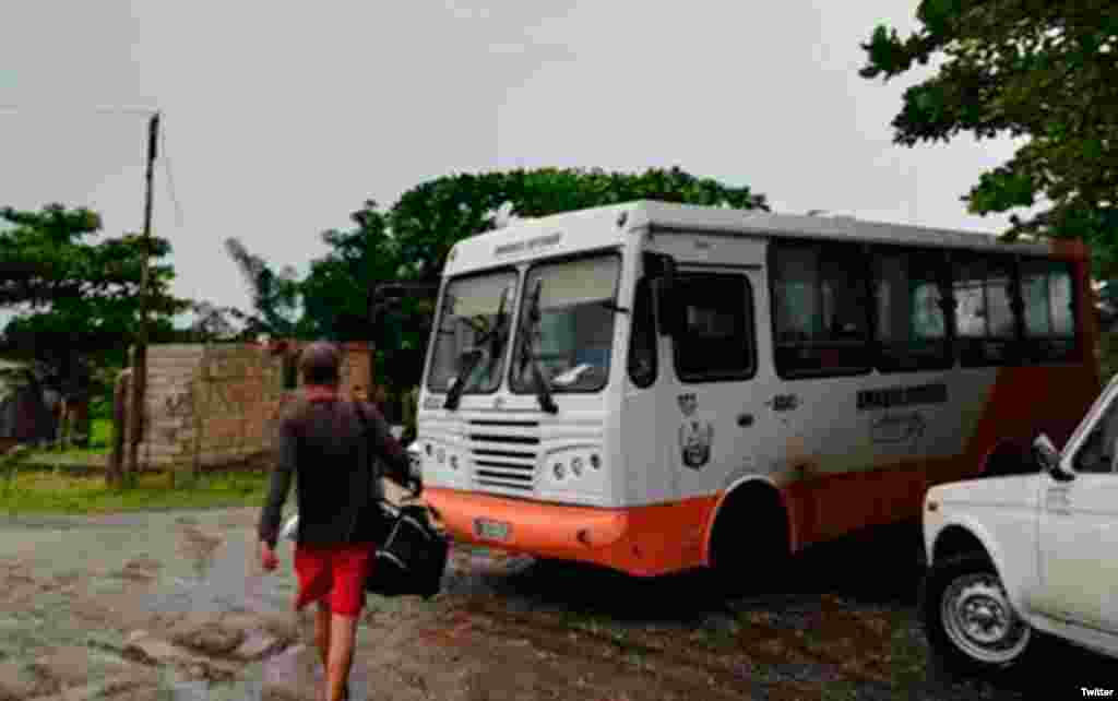 Miles de personas han tenido que abandonar sus hogares para encontrar refugio ante el peligro de inundación. (@VanguardiaCuba/Twitter)