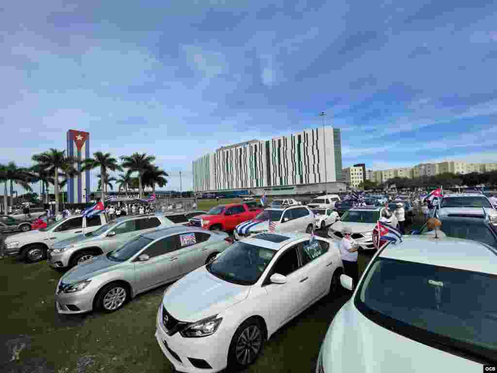 La Asamblea de la Resistencia Cubana encabeza una caravana de carros, desde el Cuban Memorial en el Tamiami Park, en Miami, para solidarizarse con las marchas cívicas en Cuba.