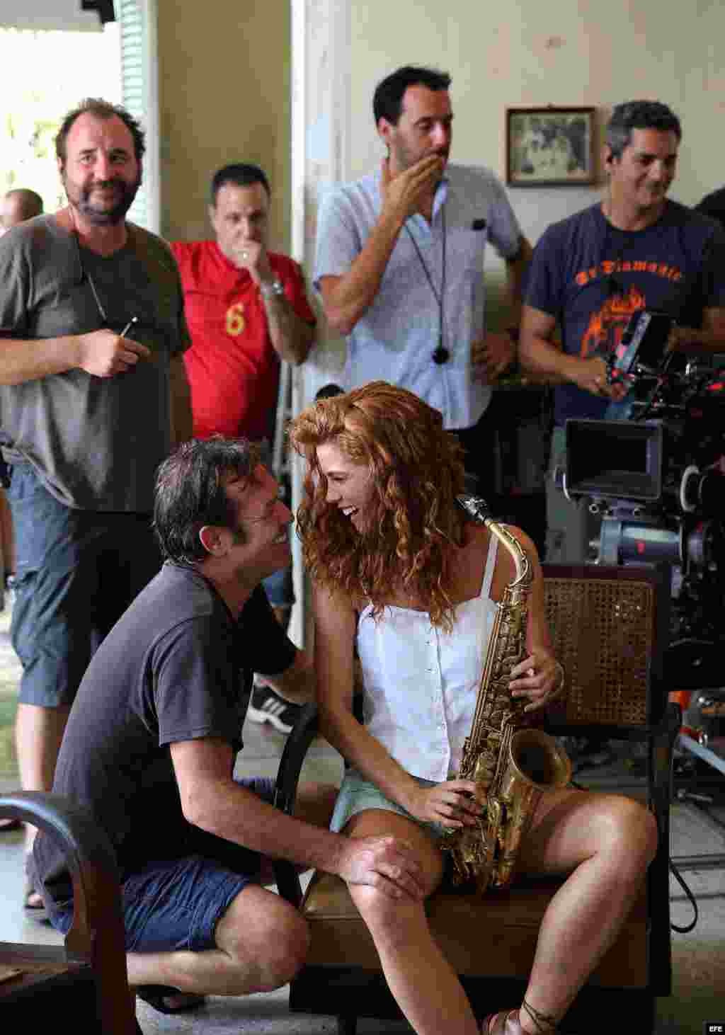 El actor cubano Jorge Perugorría (i) y la actriz colombiana Juana Acosta (d) conversan durante el rodaje de una escena.