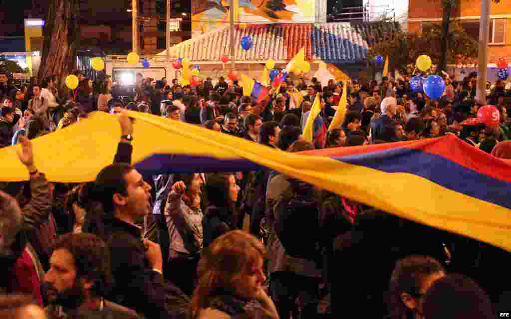 Personas siguieron la transmisión por televisión de la firma del acuerdo final que cierra las negociaciones de paz desarrolladas en La Habana durante los últimos cuatro años entre el Gobierno de Colombia y las FARC.