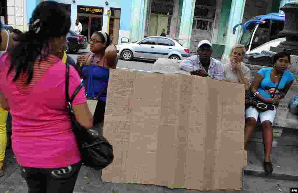 En el Paseo del Prado de La Habana, donde desde hace años existe una especie de "foro" espontáneo para el negocio inmobiliario, y al que siguen acudiendo personas interesadas en permutar, vender o comprar casas.