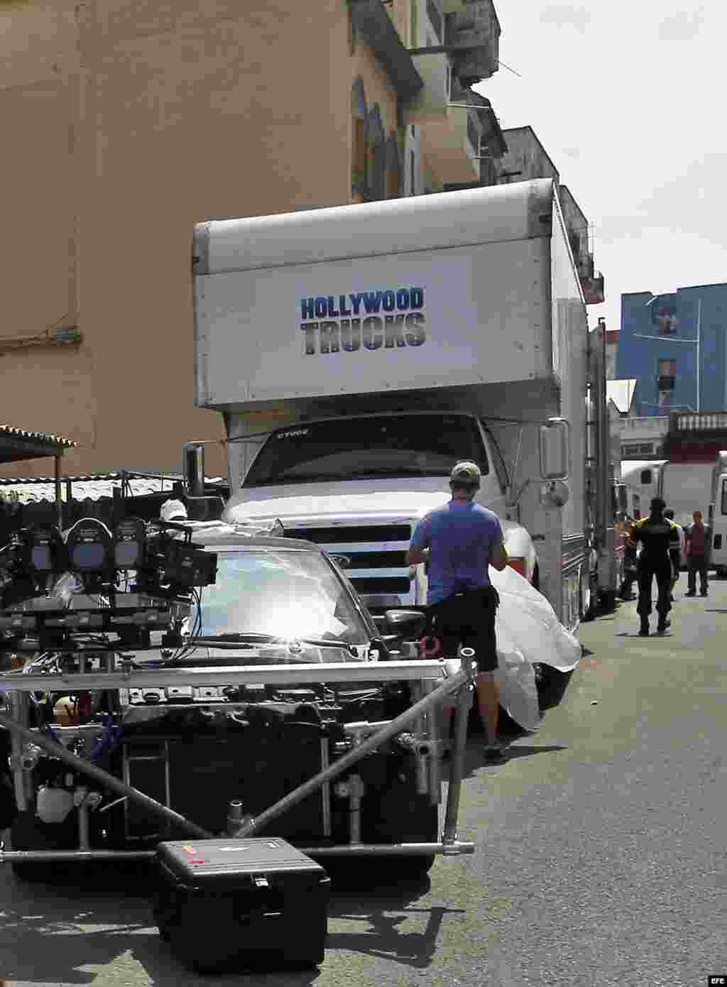 Filmación de la película "Fast & Furious 8" (Rápido y Furioso 8) en Cuba.Una decena de camiones con matrícula norteamericana espera en el Estadio José Martí, en pleno Malecón de La Habana, donde se ubicará el centro de operaciones para el rodaje, y ya se comenzaron a ver algunas pruebas de autos. 