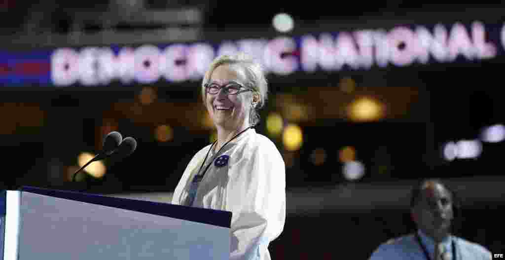 La actriz estadounidense Meryl Streep sonríe desde el podio hoy, martes 26 de julio de 2016, durante el segundo día de la Convención Nacional Demócrata, en el Wells Fargo Center de Filadelfia, Pensilvania (EE.UU.). La convención de cuatro días finalizará