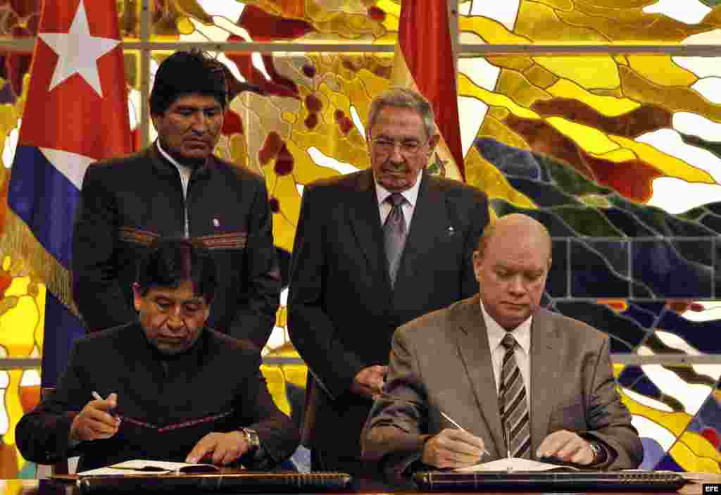 Raúl Castro y Evo Morales en la firma de un convenio marco para promover y desarrollar mecanismos y programas para la cooperación bilateral en diversas áreas de la economía, la salud, la educación y la cultura, en La Habana.