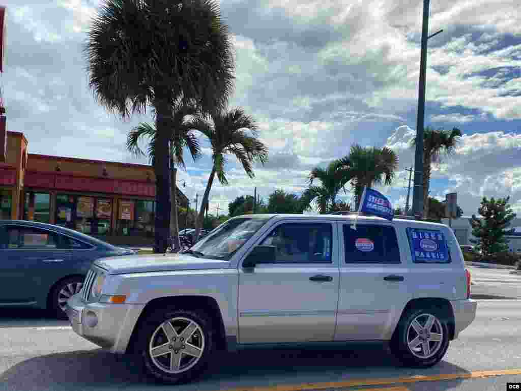 Pancartas, cláxones, insignias y banderas a favor de Joe Biden en Miami el domingo 18 de octubre.