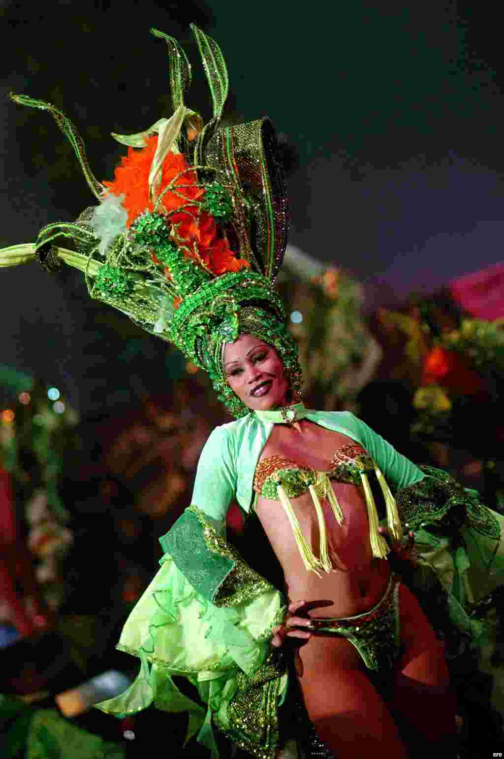 Bailarina muestra sus destrezas durante la presentación del Show Tropicana de Cuba el 28 de octubre de 2005 en el centro de convenciones de la ciudad de Panamá.