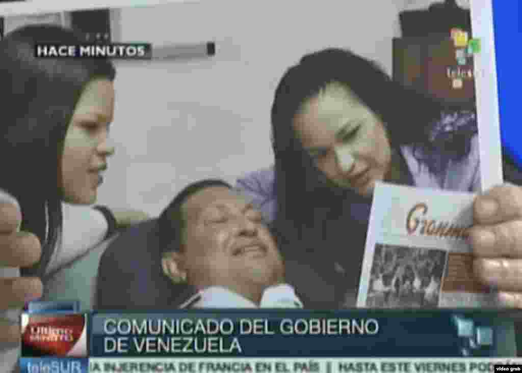 El ministro de Ciencia y Tecnología, y yerno del mandatario, Jorge Arreaza, difundió en la televisora estatal fotografías de Chávez acostado, acompañado de sus hijas Rosa Virginia y María Gabriela.