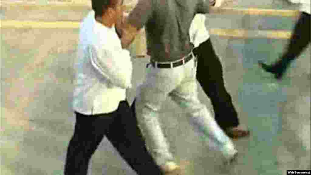 Opositor es detenido por agentes de seguridad y sacado del área/ foto cortesía de video RCN TV