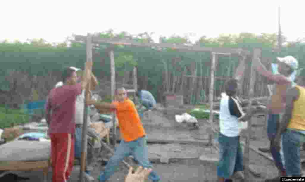 Ayudan a familias víctimas de demolición de casas Santiago de Cuba Foto cortesía Marcos Díaz y Ermis Carbonel para Reporta Cuba