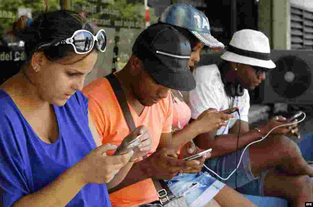 Con una "laptop", un celular o una tableta, los cubanos que han pagado previamente la cuenta de acceso Nauta pueden conectarse a internet al precio de $2.22 la hora.