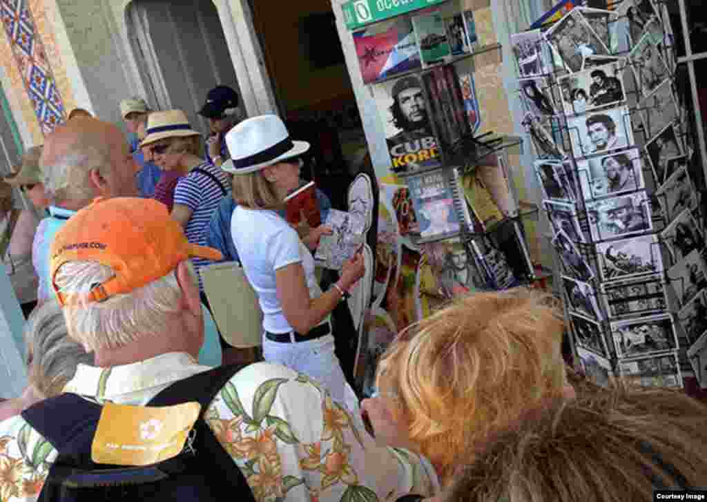 Turistas buscan postales y libros sobre el guerrillero comunista Ernesto "Che" Guevara, en Trinidad, al sur de Cuba (AP Foto).
