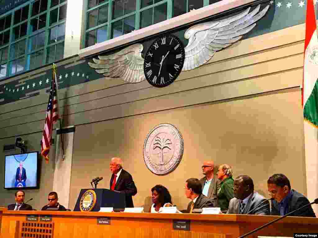 En la "Cumbre de generaciones" participan líderes opositores y políticos cubanoamericanos, entre ellos el alcalde de la ciudad de Miami Tomás Regalado.