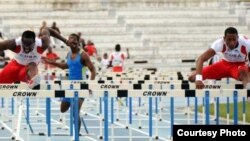 Dayron Robles (d) y Orlando Ortega corriendo los 110 metros con vallas.
