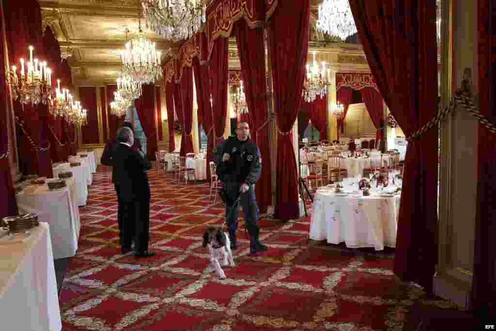 Miembros del servicio secreto comprueban la zona de la cena de recepción para el presidente de Cuba, Raúl Castro junto a su homólogo francés François Hollande en el palacio del Elíseo en París,