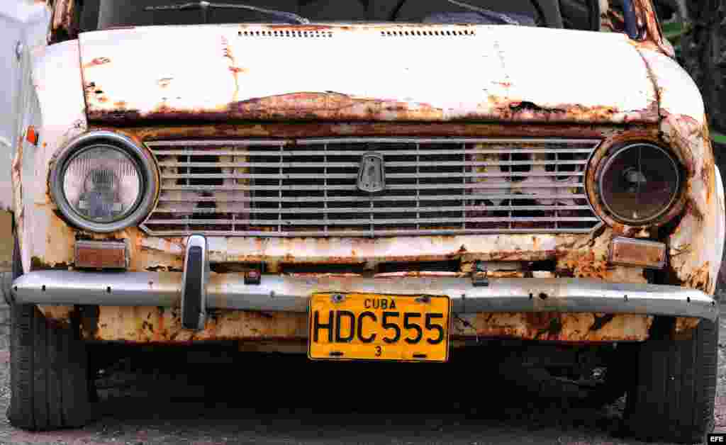 Detalle de un viejo auto ruso que permanece abandonado en un estacionamiento en La Habana (Cuba) el 28 de septiembre de 2011.