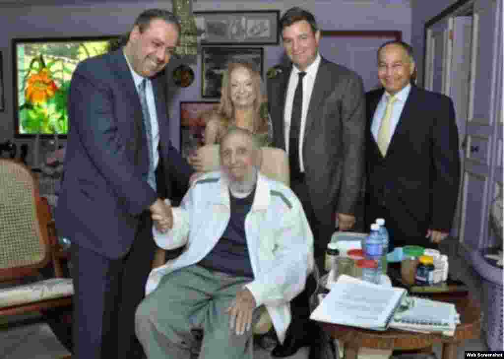 El presidente de Asociacion de Comites Olimpicos Nacionales (ACNO), Ahmad Al-Fahad Al-Sabah, estrecha la mano del exgobernante cubano Fidel Castro. En la imágenes también aparecen la esposa del exmandatario, Delia Soto Del Valle y su hijo Antonio Castro, vicepresidente de la Federación Cubana de Béisbol.