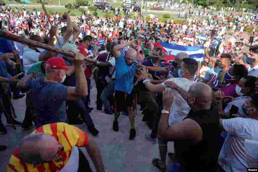 Vestidos de civil reprimen a los manifestantes que piden "Libertad". REUTERS/Alexandre Meneghini