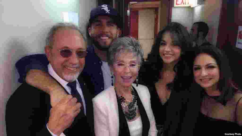 Gloria and Emilio con Josh y Ana y la legendaria Rita Moreno tras bambalinas luego del espectáculo.