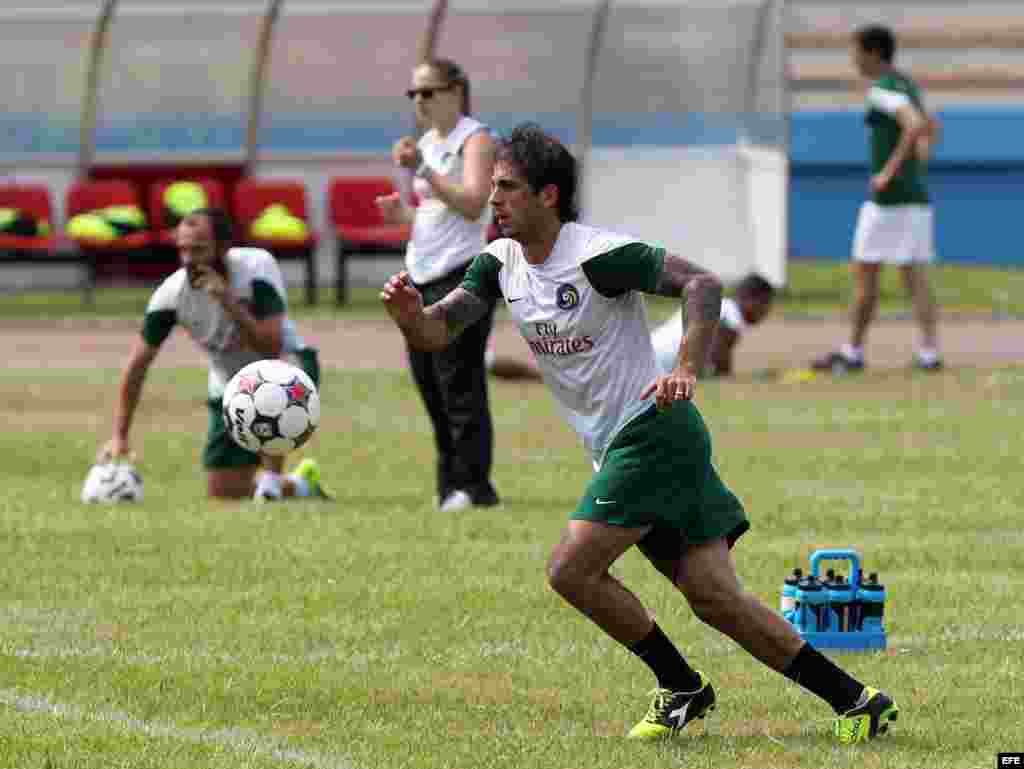 El defensa Carlos Méndez, capitán del Cosmos de Nueva York, participa en un entrenamiento en el Pedro Marrero.