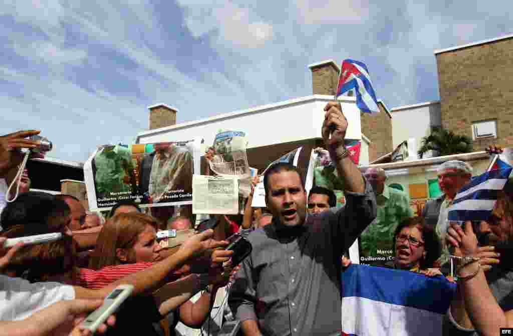 El presidente de la gubernamental Asociación "Hermanos Saiz", Luis Morlote, protesta por la presencia de disidentes cubanos.