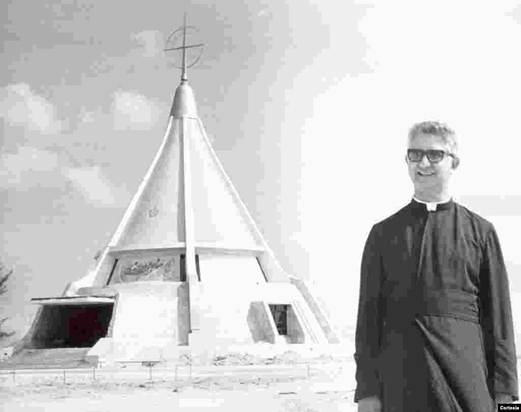 Padre Agustín Román posa delante del Santuario de Nuestra Señora de la Caridad en Miami.