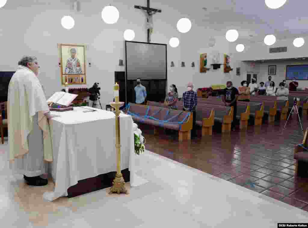 Misa en la Iglesia San Lázaro, de Hialeah, oficiada por el Padre Espino. La misa fue convocada por la Asamblea de la Resistencia. 