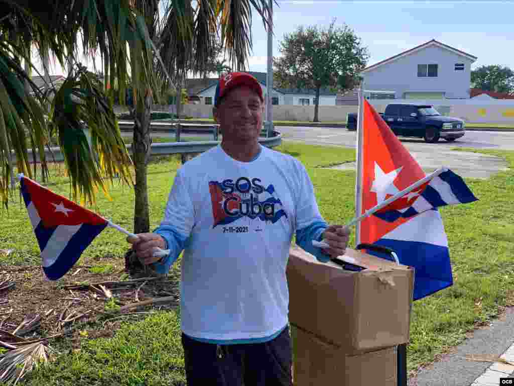 La Asamblea de la Resistencia Cubana encabeza una caravana de carros, desde el Cuban Memorial en el Tamiami Park, en Miami, para solidarizarse con las marchas cívicas en Cuba.