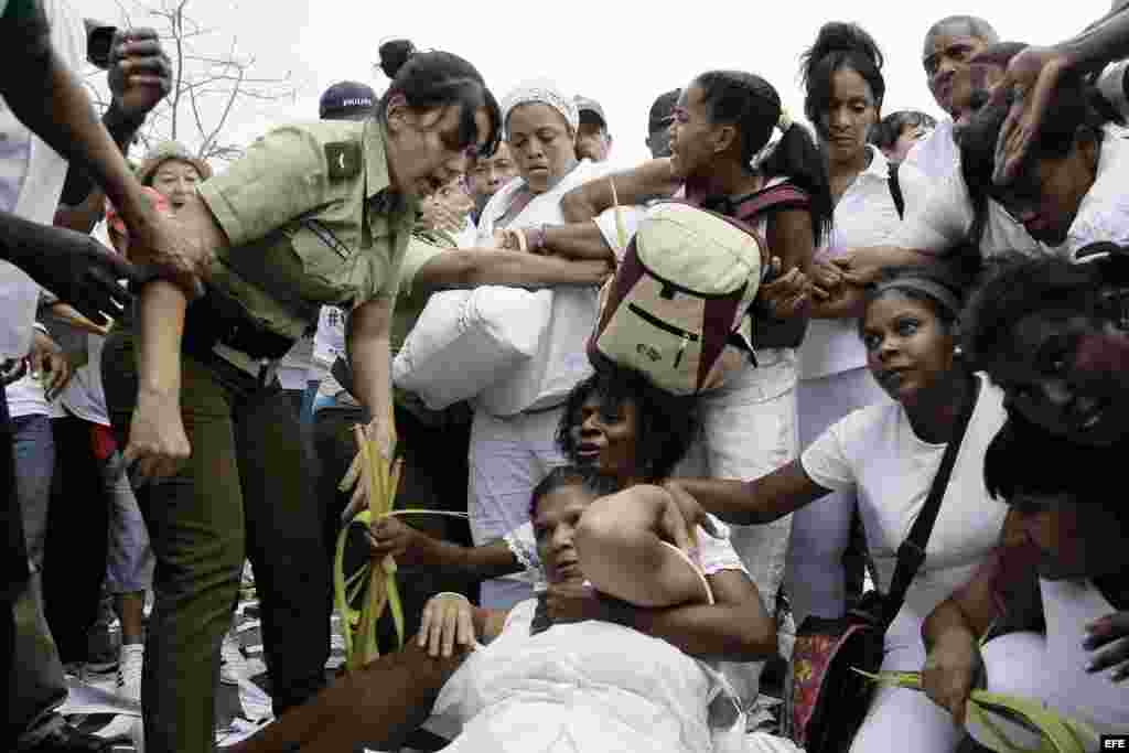 Miembros de las Damas de Blanco son arrestadas por la Policía hoy, domingo 20 de marzo de 2016