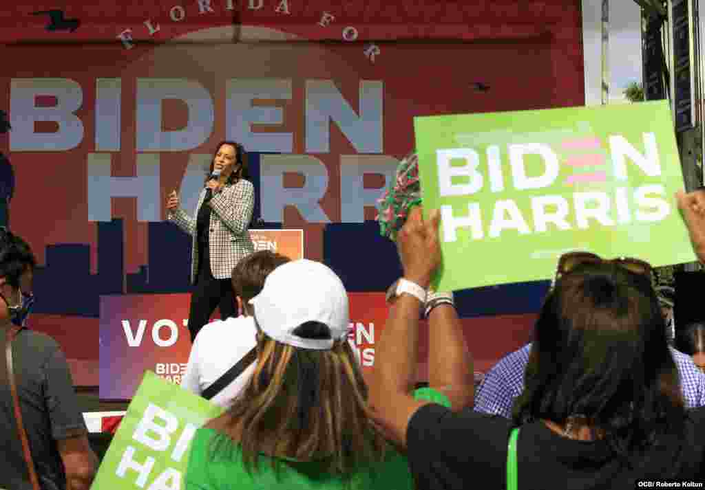 Kamala Harris durante su visita a la FIU.