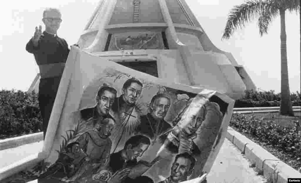 Padre Agustín Román con un boceto del mural que ahora constituye el telón de fondo del altar en el Santuario de Nuestra Señora de la Caridad.