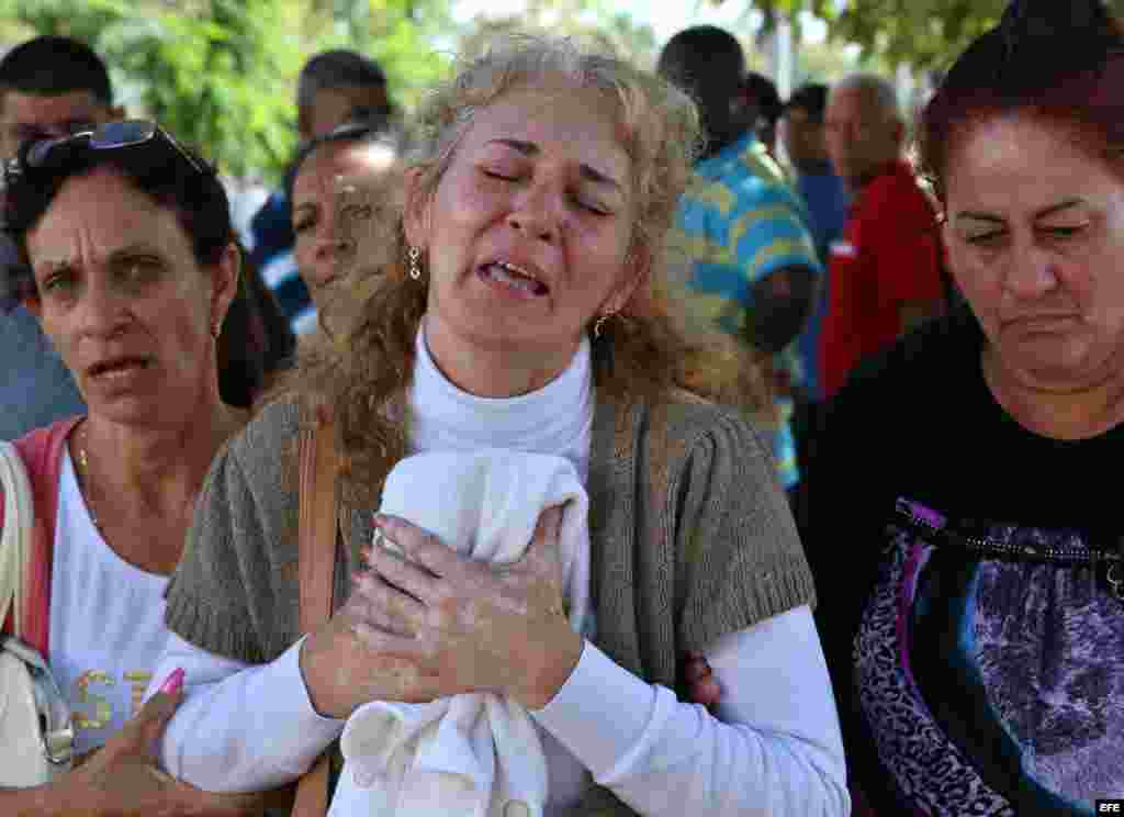 Inés González (c), madre de uno de los fallecidos en el desastre aéreo que cobró la vida a 108 de los 111 ocupantes del avión accidentado ayer en la Habana (Cuba), llora hoy, sábado 19 de mayo de 2018, al salir del instituto de Medicina Legal donde se re