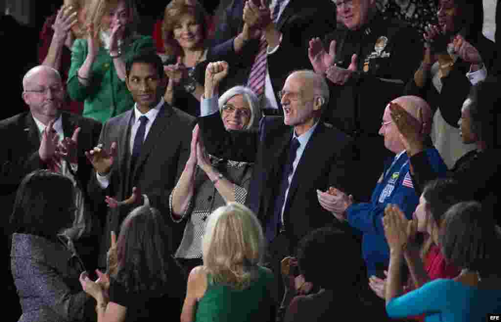 El presidente Barack Obama saluda a Alan Gross, invitado al Discurso de la Unión.
